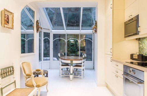 16th Arrondissement Appartement | Cozy Parisian style apartement with a veranda overlooking a private garden.