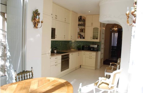 16th Arrondissement Appartement | Cozy Parisian style apartement with a veranda overlooking a private garden.
