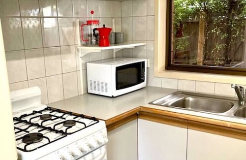 Belmont Appartement | Cozy park-side home close to city and beaches