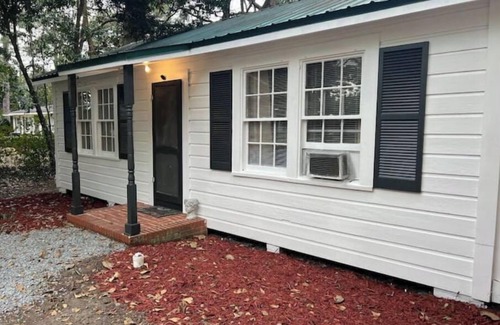 Valdosta Maison | Cozy & Peaceful Cottage near SGMC, VSU, Down town