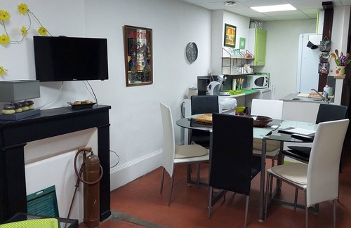Vailly-sur-Sauldre Cottage | Charmant gîte avec 2 chambres, cour partagée, Wifi et animaux acceptés