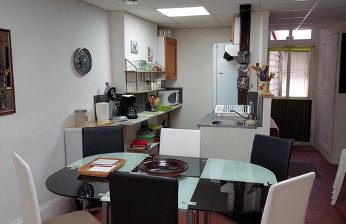 Vailly-sur-Sauldre Cottage | Charmant gîte avec 2 chambres, cour partagée, Wifi et animaux acceptés