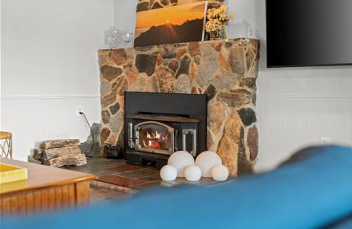 White Lake Maison | Cozy Pet-Friendly Condo l Pool l Dock l Walk to Parks