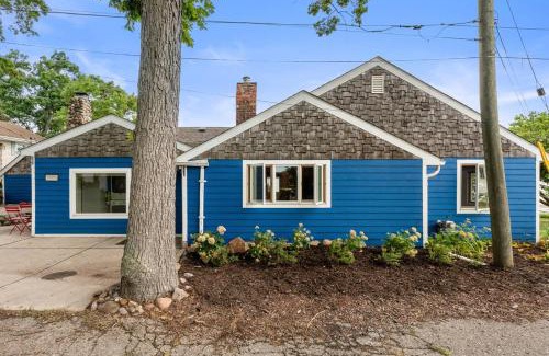 White Lake Maison | Cozy Pet-Friendly Condo l Pool l Dock l Walk to Parks