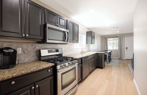 City Heights Maison | Cozy Pet Friendly Escape with Outdoor Dining