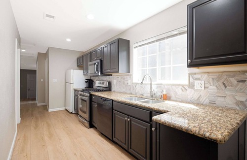City Heights Maison | Cozy Pet Friendly Escape with Outdoor Dining