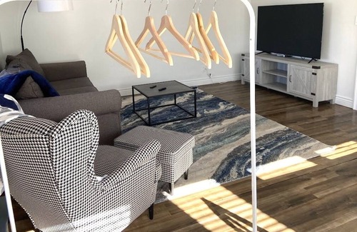 Novi Maison | Cozy Pet Friendly Home Near Walled Lake