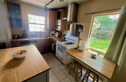 Chestnut Maison | Cozy & pet friendly! Perfect Location, Mueller / MLK station.