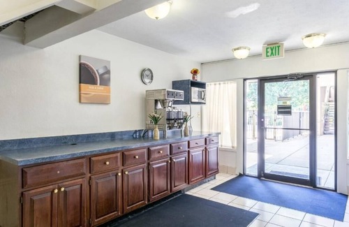 Edgewood Hôtel | Cozy Pet-Friendly Room w/ Complimentary Breakfast & Nearby Dining Options