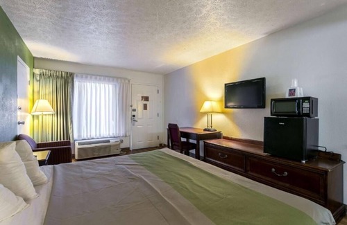 Edgewood Hôtel | Cozy Pet-Friendly Room w/ Complimentary Breakfast & Nearby Dining Options