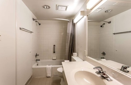 Edgewood Hôtel | Cozy Pet-Friendly Room w/ Complimentary Breakfast & Nearby Dining Options