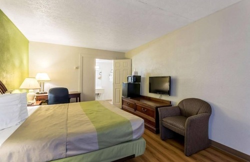 Edgewood Hôtel | Cozy Pet-Friendly Room w/ Complimentary Breakfast & Nearby Dining Options