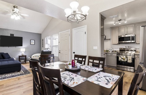 Peters View Copropriété | Family Friendly Condo in Phoenix Biltmore Corridor