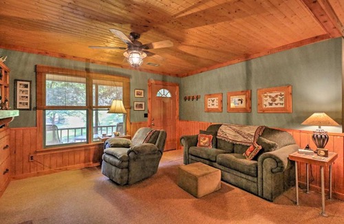 Pine Mountain Maison | Cozy Pine Mountain Cabin with Screened Porch and Yard!