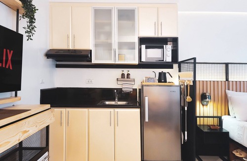 Pinagsama Copropriété | Cozy place to play, work, watch and explore BGC. Pet Friendly!