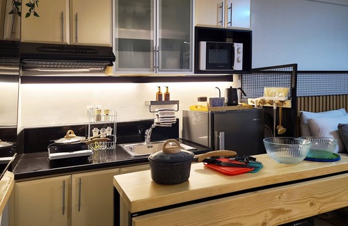 Pinagsama Copropriété | Cozy place to play, work, watch and explore BGC. Pet Friendly!