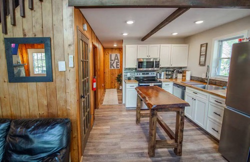 Lake Ariel Cabine | Intimate Chalet w/Deck/FirePit /Grill/ SmartTVs