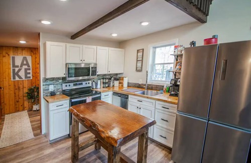 Lake Ariel Cabine | Intimate Chalet w/Deck/FirePit /Grill/ SmartTVs