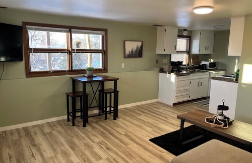 Eau Claire Appartement | Cozy Private 1-bedroom Hillside Apartment Close to Stores
