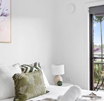 Bankstown Maison | Cozy Private Double Room - Near Stations & Shops - Shared Bathroom