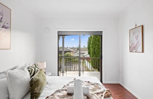 Bankstown Maison | Cozy Private Double Room - Near Stations & Shops - Shared Bathroom