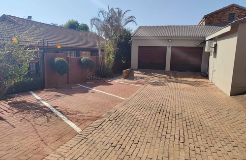 Pretoria Appartement | Cozy private flatlet with kitchenette, private bathroom & WIFI in Pretoria East.