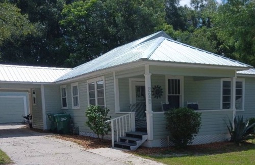 DeLand Cottage | Cozy Private Home @ Blue Moon Cottage in Historic Deland, Fl.