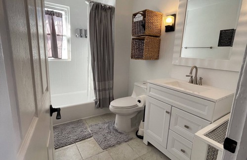 Hicksville Cabine | 🎀 Cozy Private Room 👣 Near LIRR & Shops 🛜 Fast Wi-Fi
