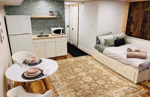East York Appartement | Cozy private studio, ensuite bath & free parking