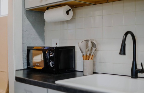 Lawrence Appartement | Cozy Private Suite in Cultural District! Walk to Mass St. ~ 5 min to KU Campus