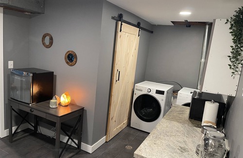 Hope Maison | Cozy Private Suite with hot tub and fire-pit!