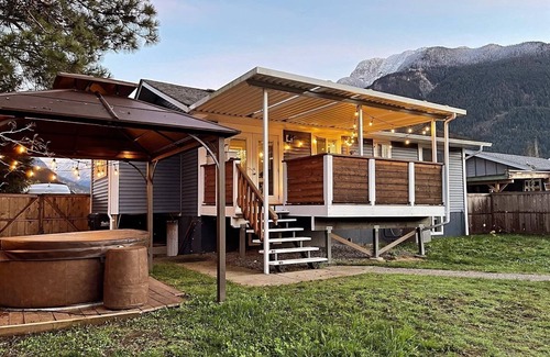 Hope Maison | Cozy Private Suite with hot tub and fire-pit!