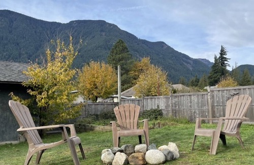 Hope Maison | Cozy Private Suite with hot tub and fire-pit!