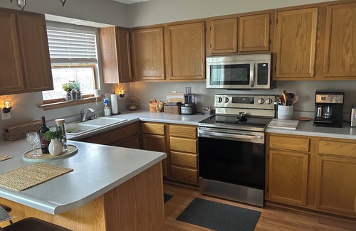 Cedar Rapids - Iowa City Copropriété | Cozy & Quaint 2 bedroom condo in nice NE Cedar Rapids with AC, WiFi