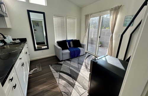 Swiss Manor Appartement | Cozy, Quaint and Sophisticated Loft Style Tiny Home!