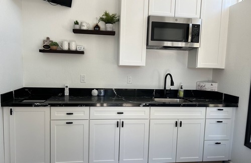 Swiss Manor Appartement | Cozy, Quaint and Sophisticated Loft Style Tiny Home!