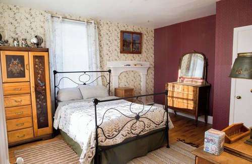 Godmanchester Autre | Cozy Quebec Farmhouse Retreat — Firepit, Meadow Views & Starry Nights