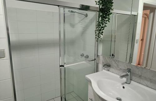 Carlingford Maison | Cozy Queen Room close to Shops and Station - NC2