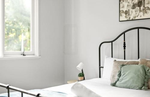 Lindfield Maison | Cozy Queen Room - Nearby Transport & Shop - Shared Bathroom