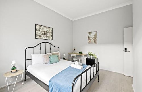 Lindfield Maison | Cozy Queen Room - Nearby Transport & Shop - Shared Bathroom