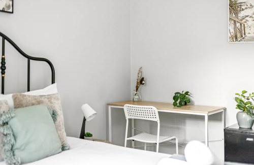 Lindfield Maison | Cozy Queen Room - Nearby Transport & Shop - Shared Bathroom