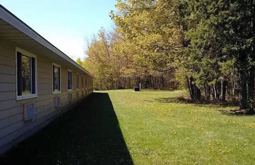 Wiarton Appartement | Cozy Queen Suite 01 Peninsula Motel, Minutes from Wiarton Waterfront