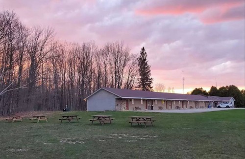 Wiarton Appartement | Cozy Queen Suite 01 Peninsula Motel, Minutes from Wiarton Waterfront
