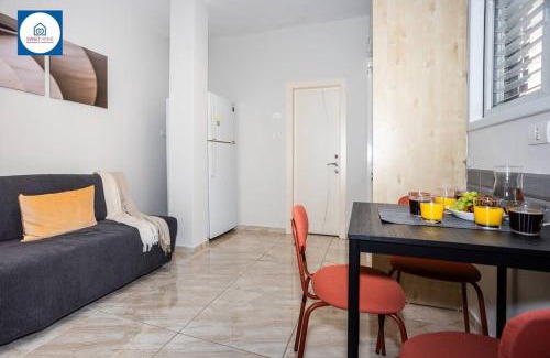 Netanya Appartement | Cozy Quiet Oasis in the Center