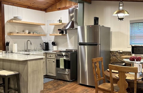 Rocky Bottom Cabine | Cozy quiet Sassafras Mountain Cabin Near Table Rock and Amazing Waterfalls