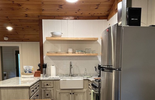 Rocky Bottom Cabine | Cozy quiet Sassafras Mountain Cabin Near Table Rock and Amazing Waterfalls