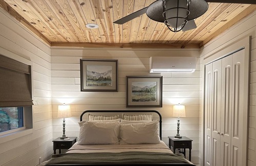 Rocky Bottom Cabine | Cozy quiet Sassafras Mountain Cabin Near Table Rock and Amazing Waterfalls