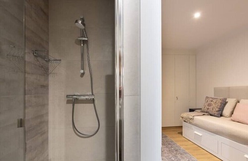 Les Corts Appartement | Cozy & Quiet Studio Near Camp Nou, Universities, Markets, Metro & All Amenities