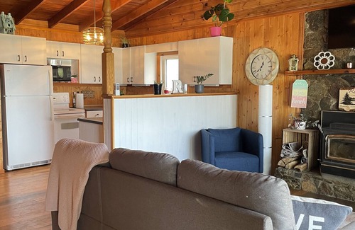 Central Alberta Cabine | Cozy Quiet Year-Round Cottage on the Lake w/ Hot Tub