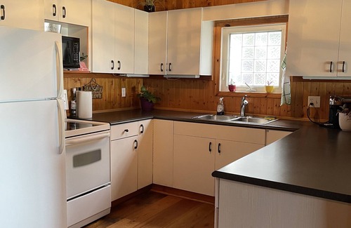 Central Alberta Cabine | Cozy Quiet Year-Round Cottage on the Lake w/ Hot Tub